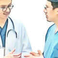 白衣を着た医者とスクラブを着た医者